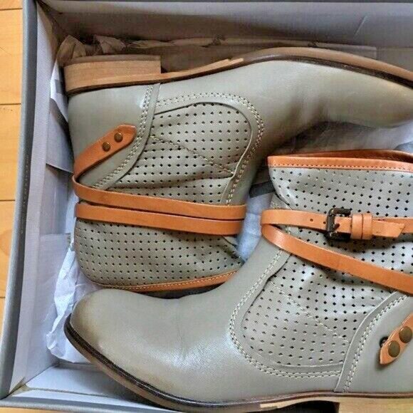 new in box Soft leather gorgeous booties - Picture 1 of 9